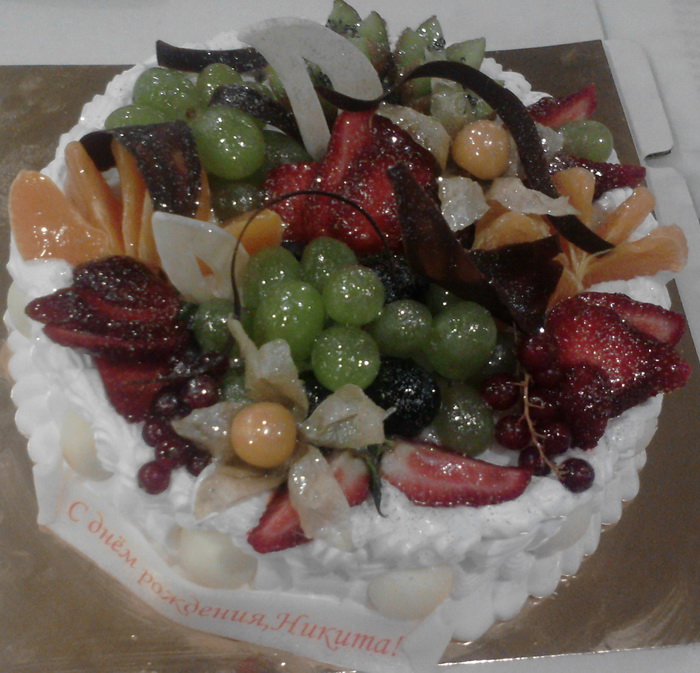 Праздничный торт Фруктово-ягодный с шоколадом и сливками ИЗОБИЛИЕ